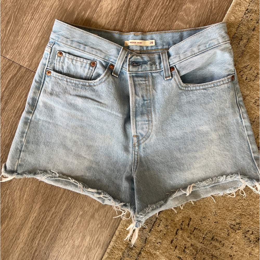 Levi’s Wedgie Shorts Light Wash size 28